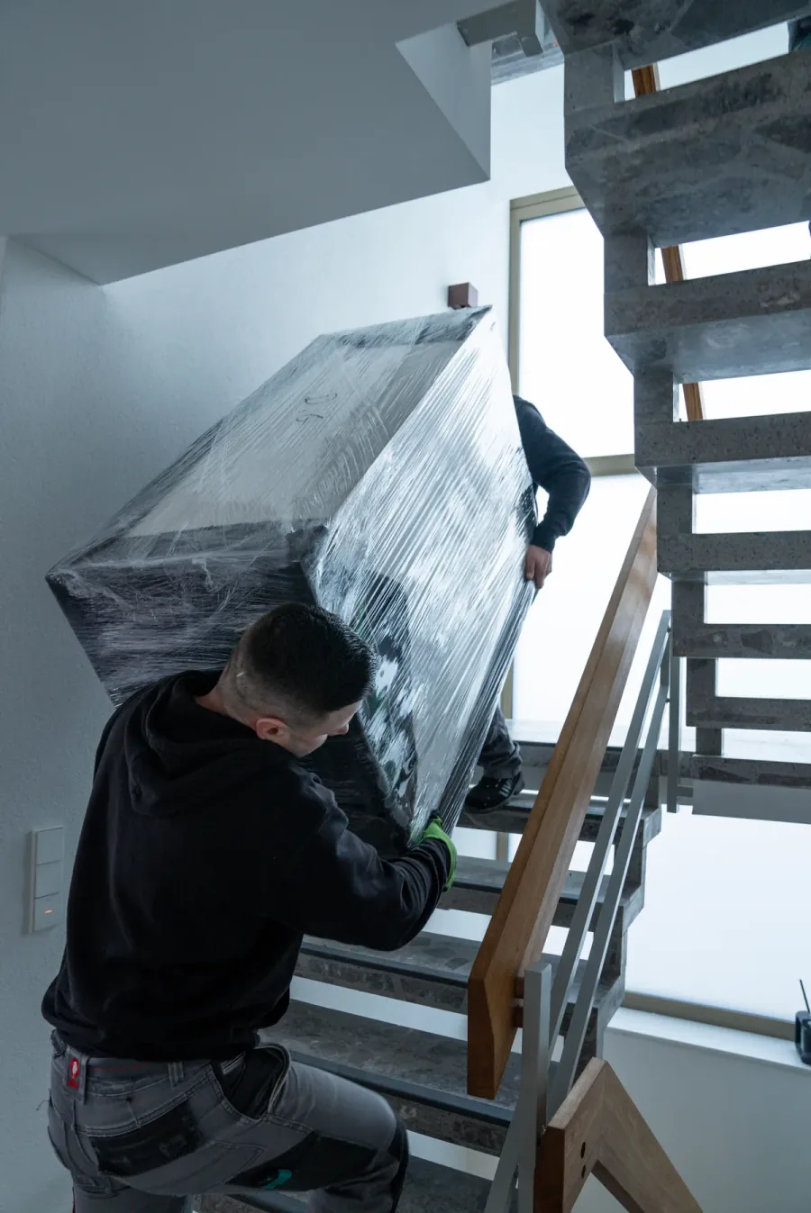 Privatumzug: Möbeltransport im Treppenhaus